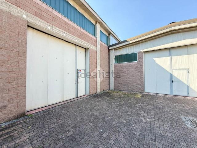 Capannone in affitto di 650 m² in Via Giacomo Puccini, 8