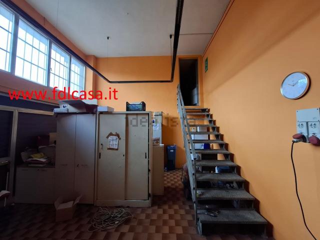 Capannone in affitto di 650 m² in Via del Bosco