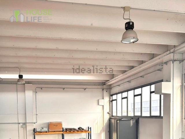 Capannone in affitto di 650 m² in Via dell&apos Industria