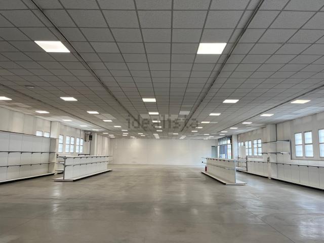 Capannone in affitto di 650 m² in Via Orzinuovi