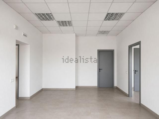 Capannone in affitto di 650 m² in Via Lago di Albano