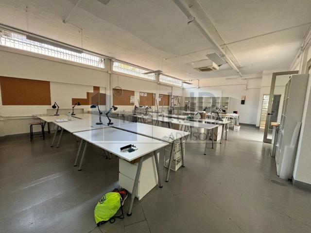 Capannone in affitto di 660 m² in Via Valassina