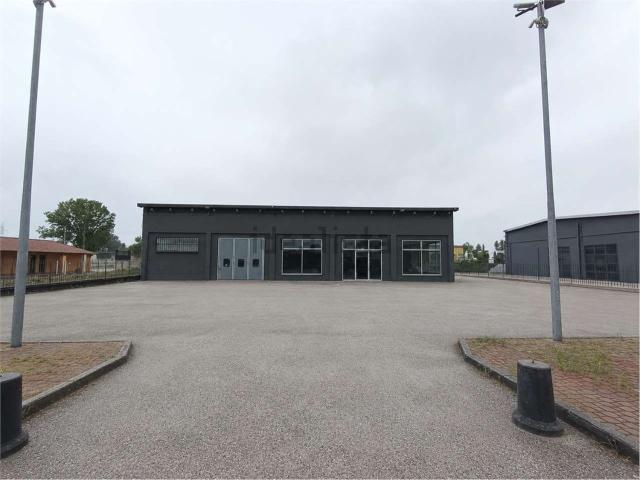 Capannone in affitto di 665 m²