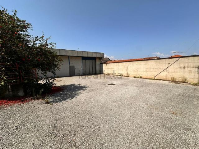 Capannone in affitto di 672 m² in Via Rocca Dè Baldi, 6
