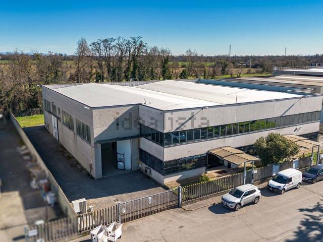 Capannone in affitto di 675 m² in Via Giorgio Ambrosoli, 8