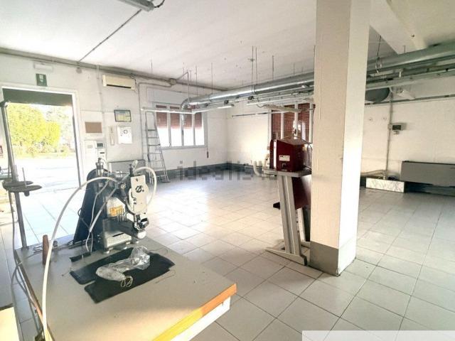 Capannone in affitto di 676 m²