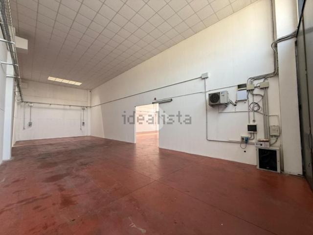 Capannone in affitto di 680 m² in Via dell&apos Autostrada, 89