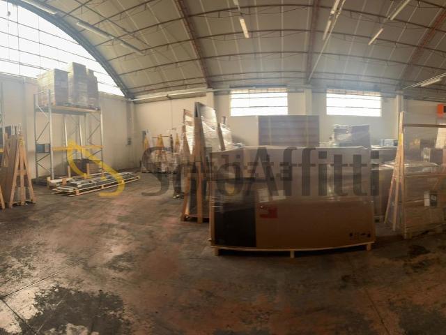 Capannone in affitto di 680 m² in Via Salara Vecchia