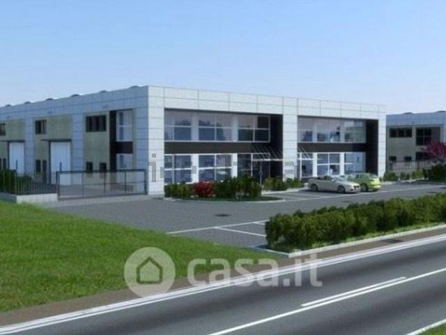 Capannone in affitto di 690 m² in Via Lecce