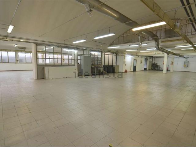 Capannone in affitto di 695 m²