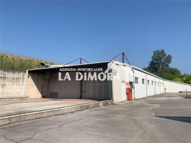 Capannone in affitto di 700 m²