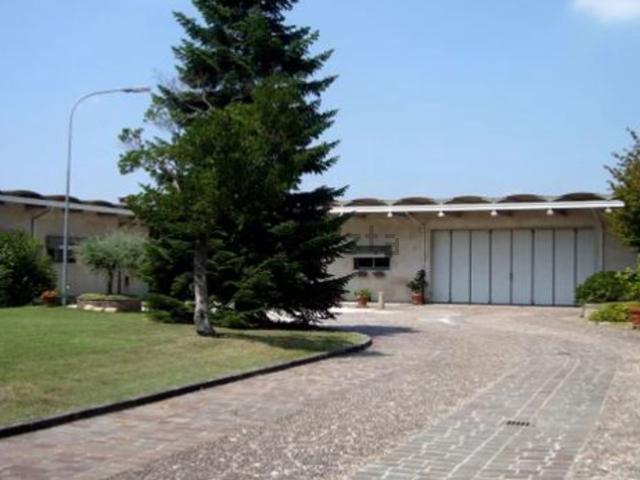 Capannone in affitto di 700 m² in Via Cesare Battisti