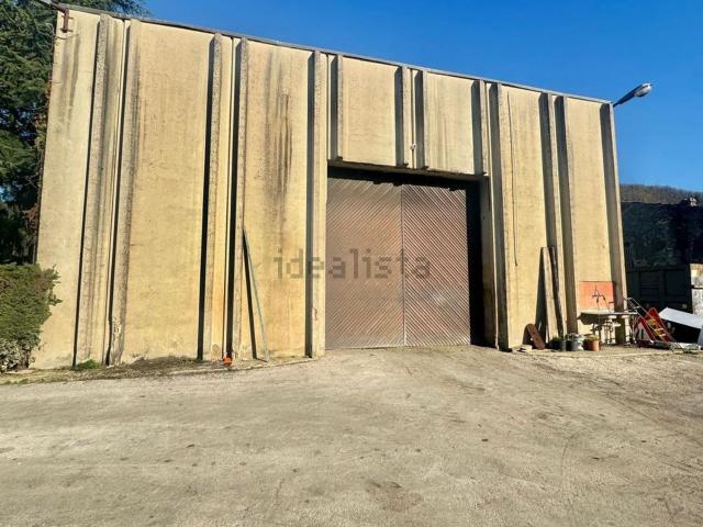 Capannone in affitto di 700 m² in Via B. Duardo