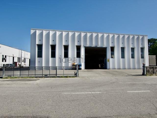 Capannone in affitto di 700 m² in Via Don Giovanni Minzoni, 4