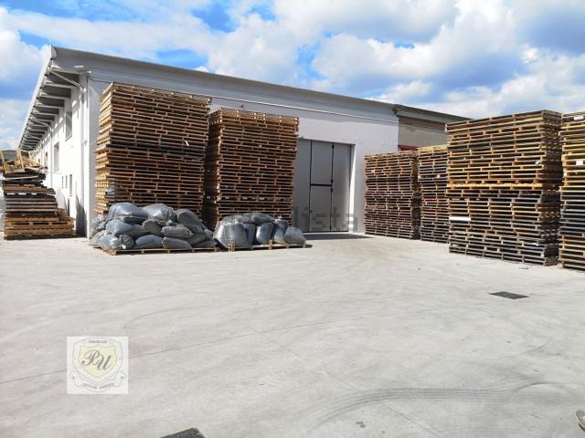 Capannone in affitto di 700 m² in Via delle Industrie
