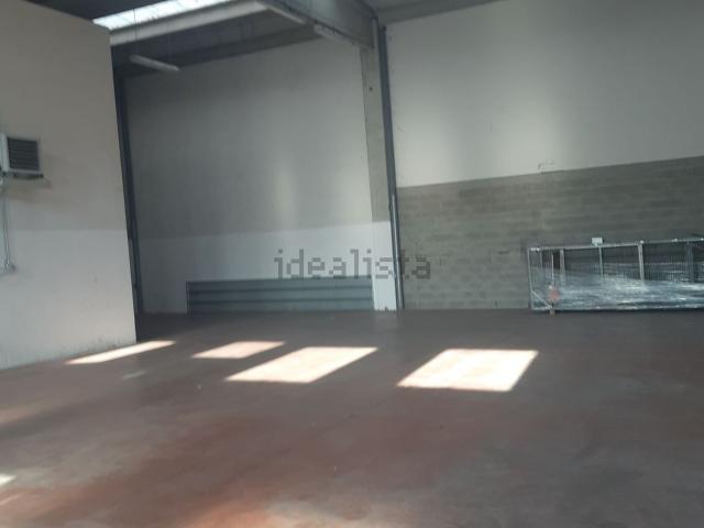 Capannone in affitto di 700 m² in Via F.lli Rosselli