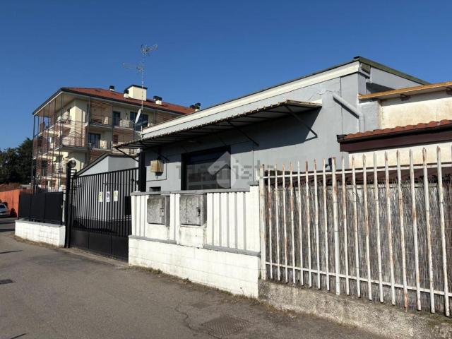Capannone in affitto di 700 m² in Via Frosinone, 4