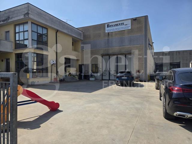 Capannone in affitto di 700 m² in Via I Maggio, 15