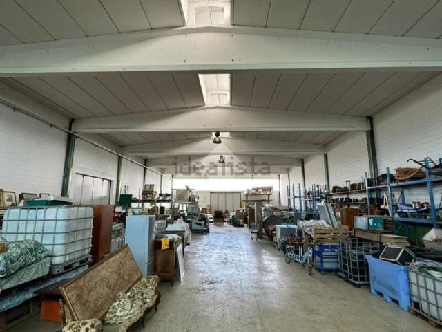Capannone in affitto di 700 m² in Via Landri