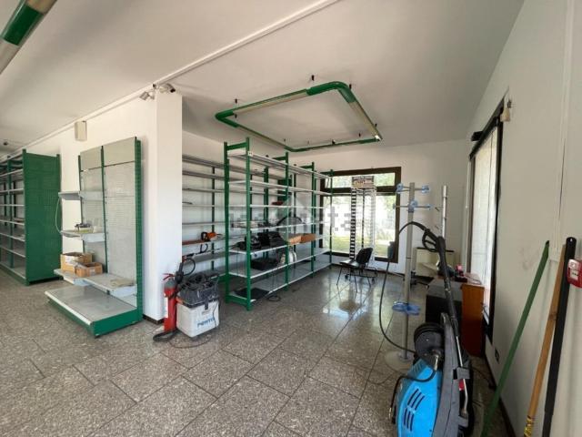 Capannone in affitto di 700 m² in Via Monte Verena, 31