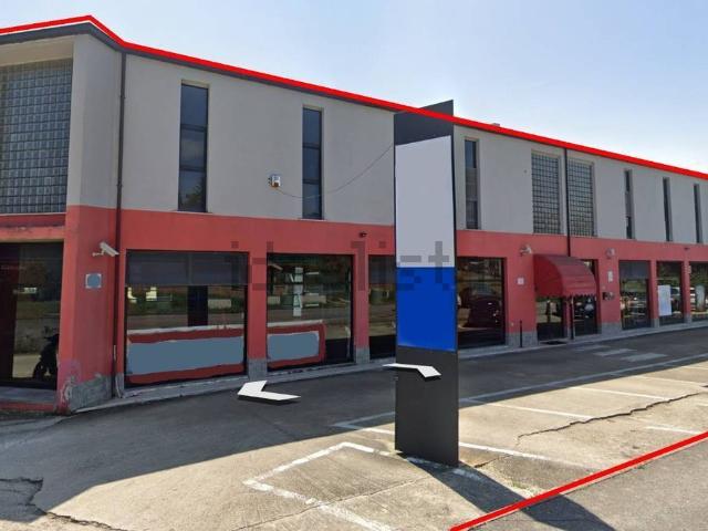 Capannone in affitto di 700 m² in Via mare Adriatico, 128