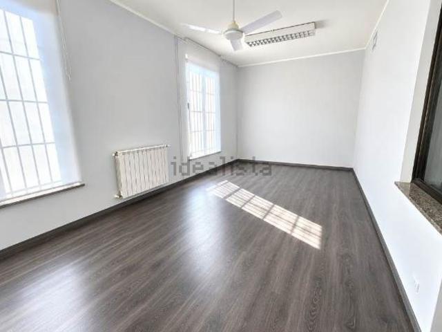 Capannone in affitto di 700 m² in Via Marigone, 44