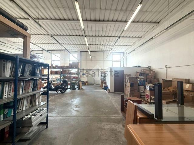 Capannone in affitto di 700 m² in Via Meucci, 16