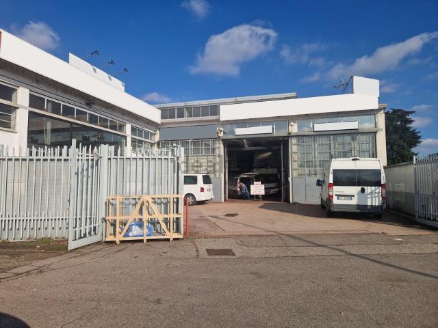 Capannone in affitto di 700 m² in Via Sempione