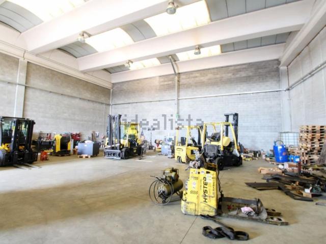 Capannone in affitto di 700 m² in Via Primo Maggio, 1