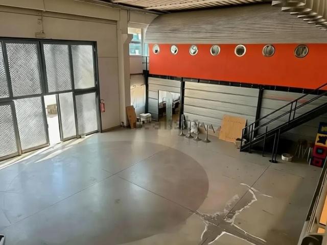 Capannone in affitto di 700 m² in Via Roma