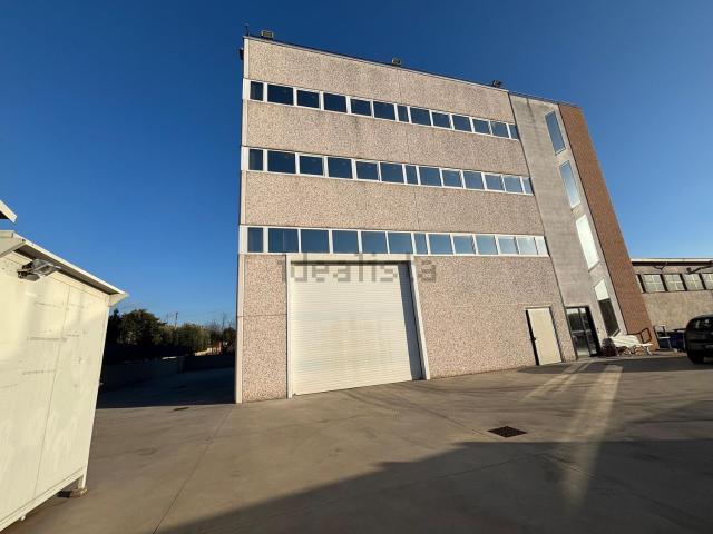Capannone in affitto di 700 m² in Viale della Riserva I&apos  Tronco