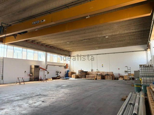 Capannone in affitto di 705 m² in Via Papa Giovanni XXIII, 74
