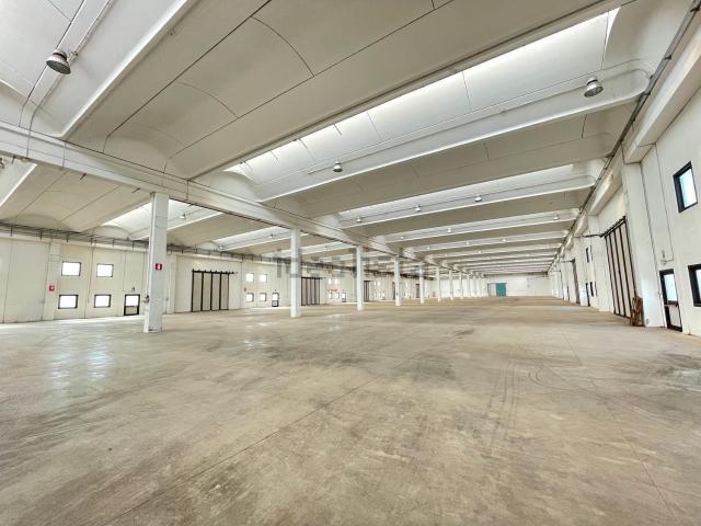 Capannone in affitto di 7084 m² in Via dell&apos Esperanto
