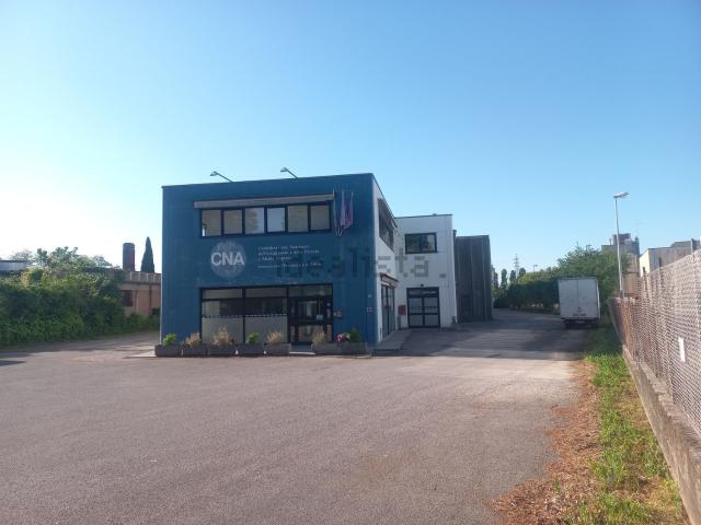 Capannone in affitto di 710 m² in Via IV Novembre, 86