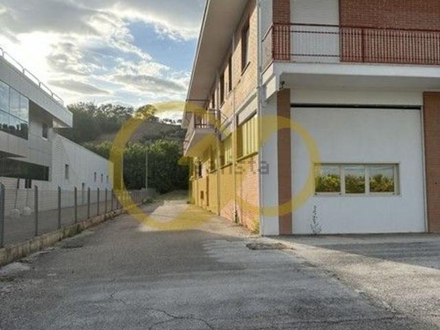 Capannone in affitto di 710 m² in Contrada Cisterna