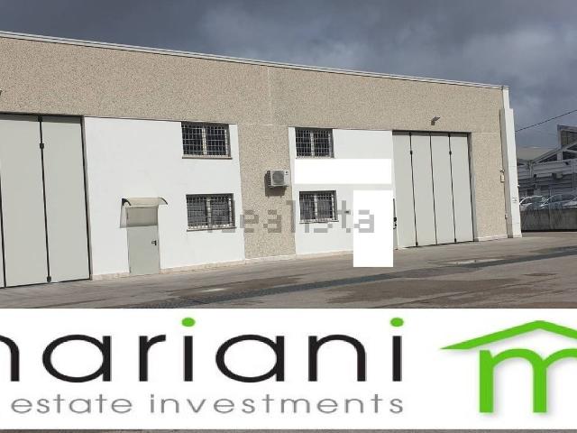 Capannone in affitto di 720 m² in Via Appia Nuova