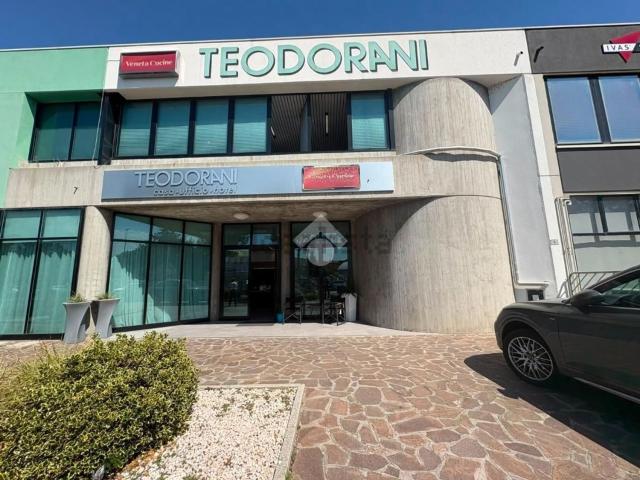 Capannone in affitto di 720 m² in Via dell&apos Artigianato, 6