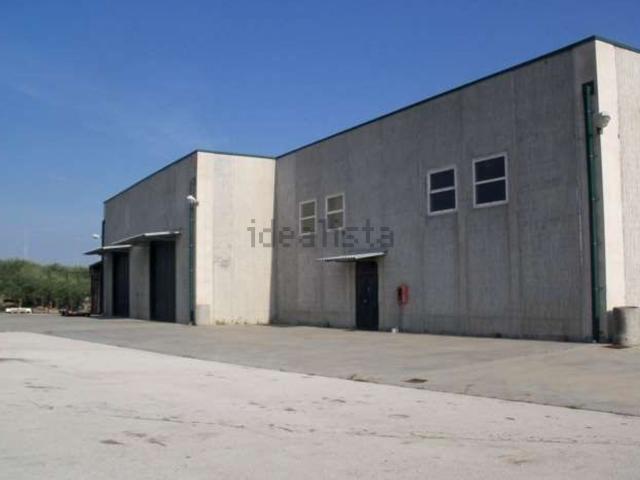 Capannone in affitto di 720 m² in Via Europa