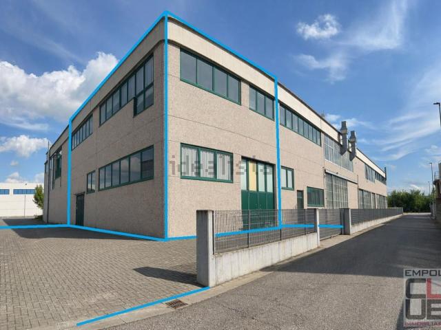 Capannone in affitto di 720 m² in Via Roma