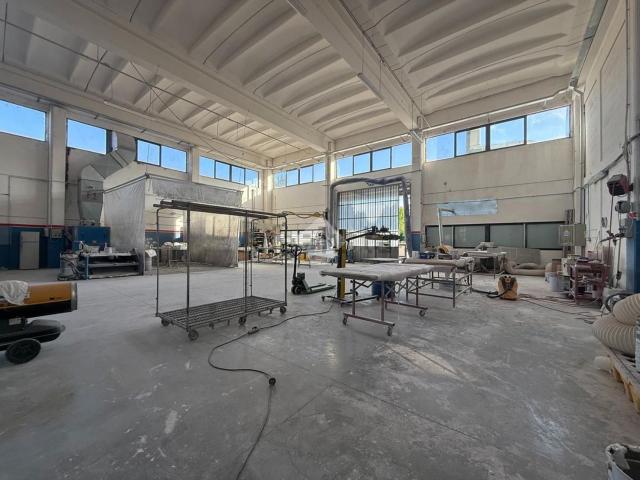 Capannone in affitto di 730 m² in Via Cervese, 383
