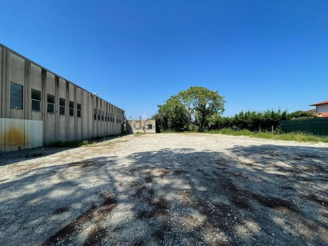 Capannone in affitto di 732 m² in Via Eugenio Curiel