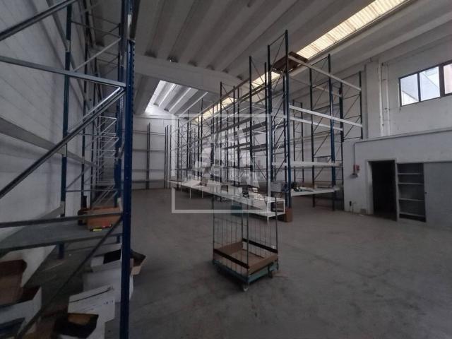 Capannone in affitto di 734 m² in Via Pietro Micca, 7