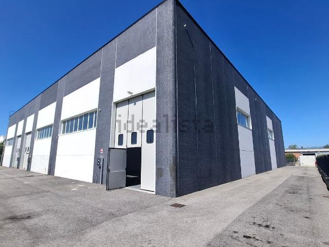 Capannone in affitto di 750 m²