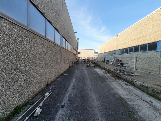 Capannone in affitto di 750 m²