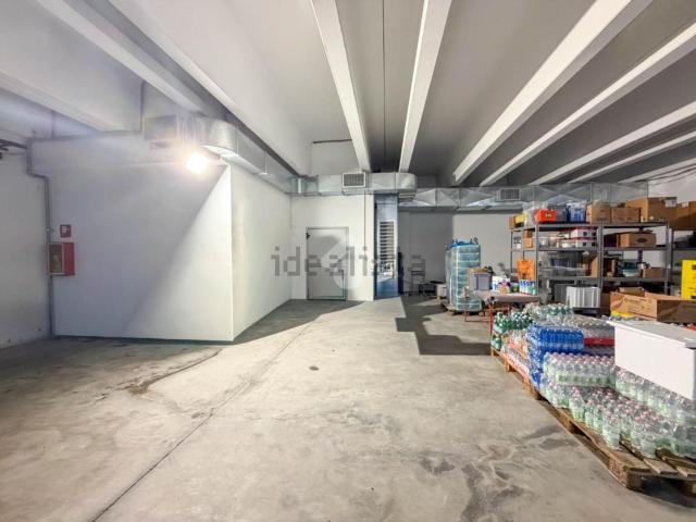 Capannone in affitto di 750 m² in Via 1º Maggio, 4