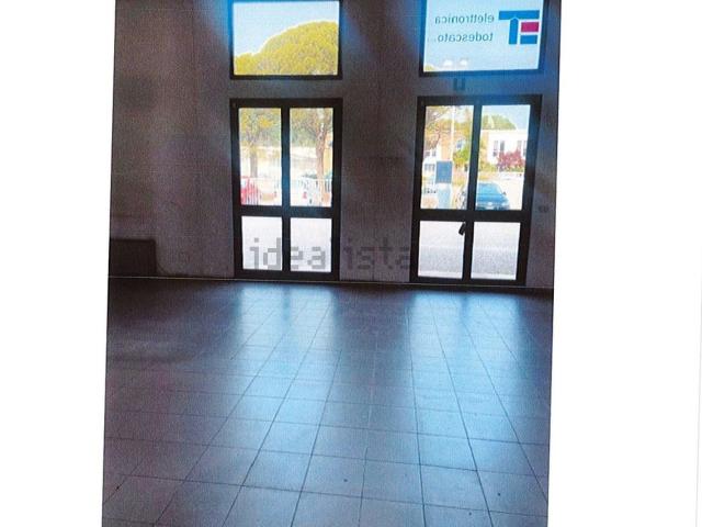 Capannone in affitto di 750 m² in Via A. Volta, 9