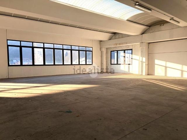 Capannone in affitto di 750 m² in Via Acquasparsa, 37
