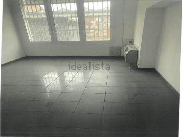 Capannone in affitto di 750 m² in Via Giuseppe Massarenti