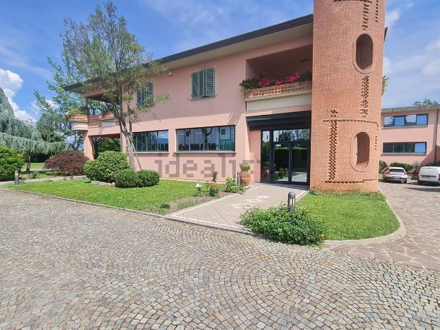 Capannone in affitto di 750 m² in Via delle Melocche, 50