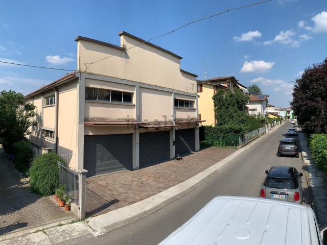 Capannone in affitto di 750 m² in Via Fabio Filzi
